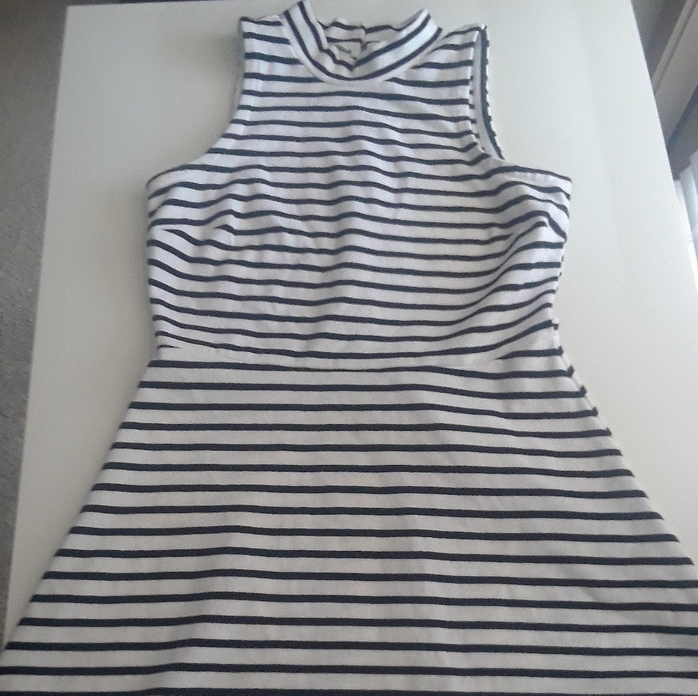 Extremely cute mock neck sleeve less dress